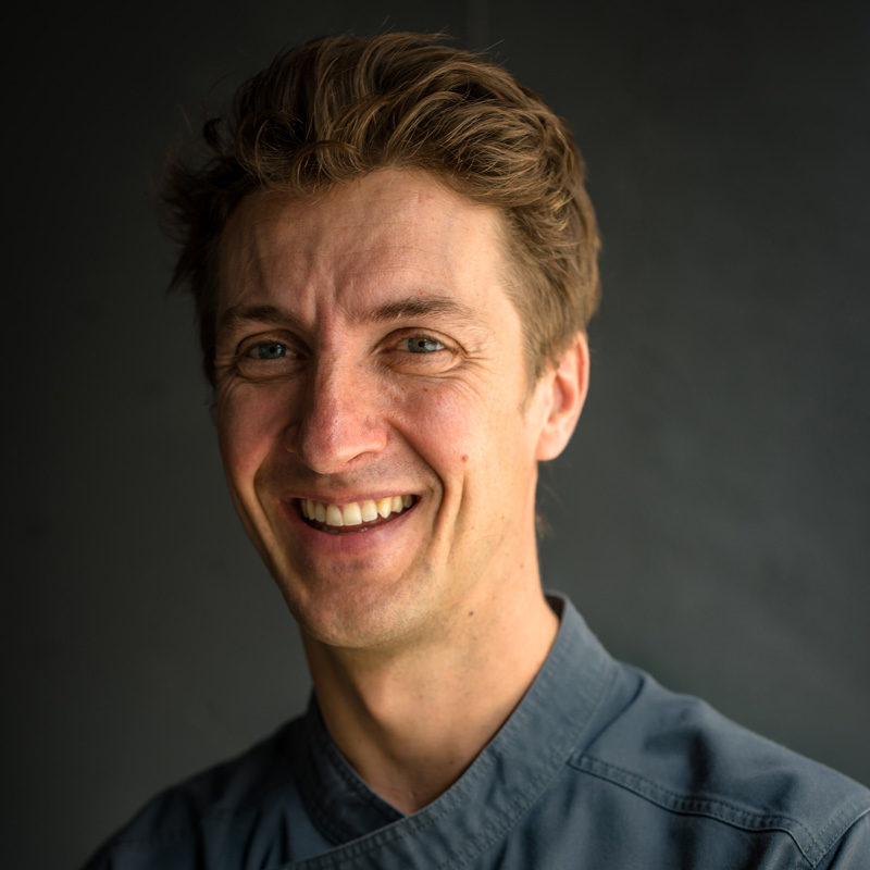 Photo du Dr Yann Gauduchon, chirurgien dentiste à la clinique dentaire newport pantin
