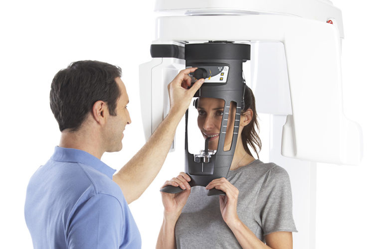 photo d'un dentiste qui paramètre un appareil de radio panoramique 3d, clinique dentaire newport pantin